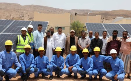 محافظ حضرموت يُنهي جولته التفقدية لمحطة الطاقة الشمسية الجديدة بقدرة 1 ميقاواط في المكلا