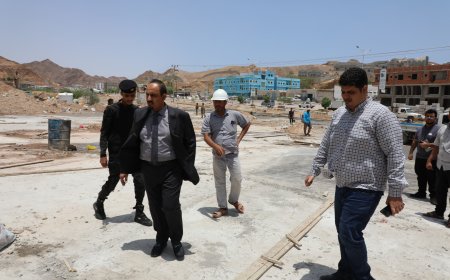 محافظ حضرموت يتفقد مشروع الجسر الأرضي بالمكلا بإنجاز 90%