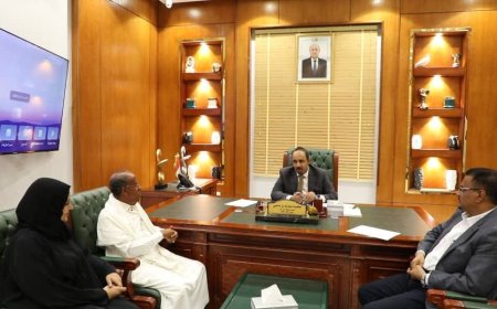 محافظ حضرموت يُشيد بثراء التجربة الشعرية الغنائية للشاعر المعروف صالح عبيد باظفاري