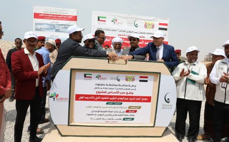 محافظ حضرموت يضع حجر الأساس لمعهد مهني ويتفقد مشاريع تنموية في الشحر