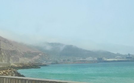 لقطة خلابة لسحب تكسو جبال المكلا