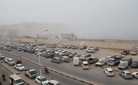 ضباب كثيف يغطي مدينة المكلا في حدث نادر