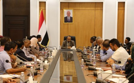 محافظ حضرموت يبحث دور السلطات المحلية في التنمية بورشة عمل مع المشاركين من 5 محافظات