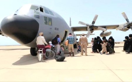 القوات المشتركة تسيّر رحلة جوية مجانية لنقل 50 طالباً من سقطرى إلى حضرموت