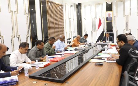 اجتماع برئاسة المحافظ بن ماضي لبحث تحسين خدمات المياه بساحل حضرموت