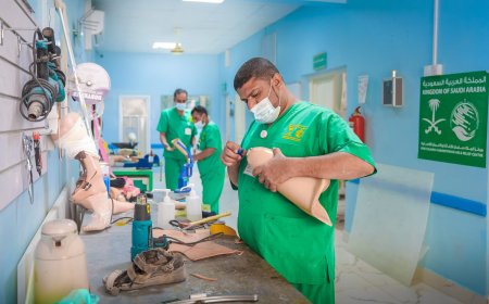 أكثر من 11 ألف مستفيد.. محافظ حضرموت يطلع على أنشطة مشروع الأطراف الصناعية وإعادة التأهيل بسيئون