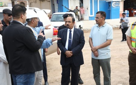 محافظ حضرموت يتابع سير العمل في مشروع تأهيل المدخل الشرقي للمكلا