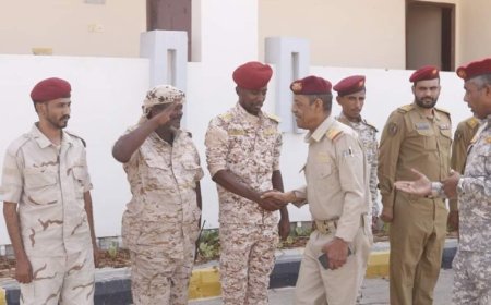 قائد المنطقة العسكرية الثانية يتفقد المدرسة القتالية ويشيد بالانضباط والتأهيل العسكري