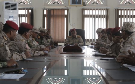 قائد المنطقة العسكرية الثانية يعقد اجتماعًا مع رؤساء الشعب بالمنطقة 