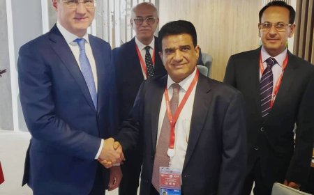 الوزير الشماسي يبحث فرص التعاون مع نائب رئيس الوزراء الروسي في منتدى أسبوع الطاقة