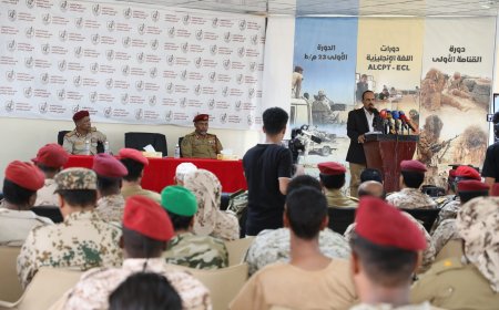 محافظ حضرموت وقائد المنطقة العسكرية الثانية يُدشّنان الدورة الأولى لإعداد وتأهيل قادة السرايا بالمنطقة الثانية