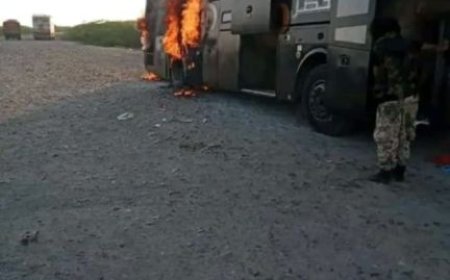 احتراق باص نقل جماعي بالكامل خلال رحلة على طريق السعودية - عدن 