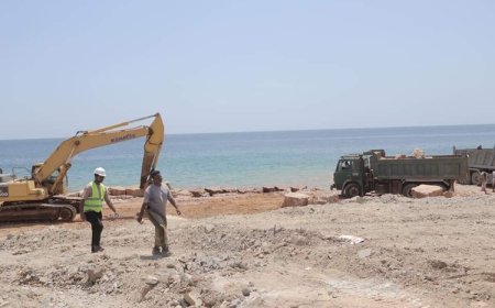 استئناف أعمال إعادة تأهيل كورنيش المحضار بعد توقف دام ثلاثة أشهر