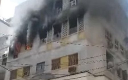 حريق هائل يلتهم عمارة سكنية في عدن