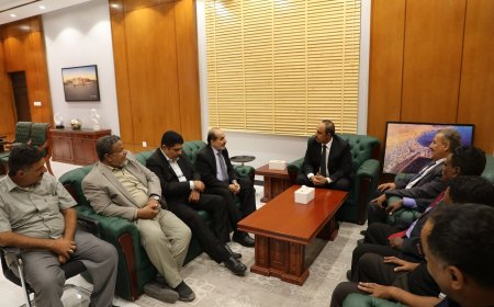 محافظ حضرموت يلتقي وفد المجلس الانتقالي الجنوبي