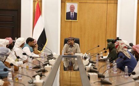 محافظ حضرموت يطلع على احتياجات أهالي مديريتي ثمود ورماه ويؤكد الاهتمام بمديريات الشريط الصحراوي