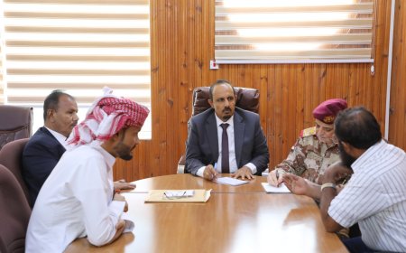 المحافظ بن ماضي يطلع على جهود التطوير الإداري والأمني بميناء الوديعة البري