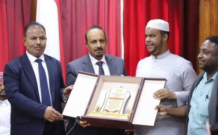 في لفتة إنسانية.. بن ماضي يكرّم الحافظ الكفيف هشام بكورة لفوزه بمسابقة دولية للقرآن الكريم