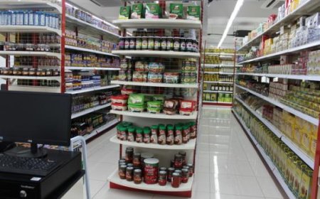 أولى ثمار تحسن العملة.. محلات في شبوة تستجيب وتخفض أسعارها (شاهد الأسعار)