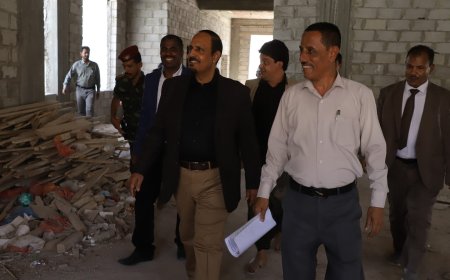 بكلفة تتجاوز مليوني دولار.. محافظ حضرموت يتفقد مشاريع الطاقة الشمسية والصحة في سيئون
