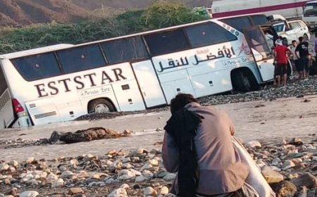 باص يعبر وادي الغبر وسط السيول بشكل متهور