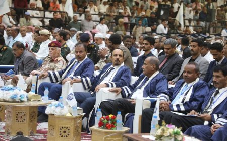 محافظ حضرموت يشهد تخرج 887 طالباً بجامعة سيئون ويشيد بدورها كمنارة للعلم