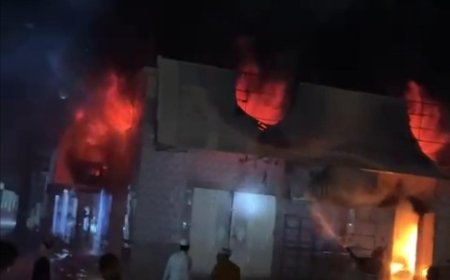 حريق هائل يلتهم محل تجاري في تريم وغياب خدمات الإطفاء يثير قلق السكان