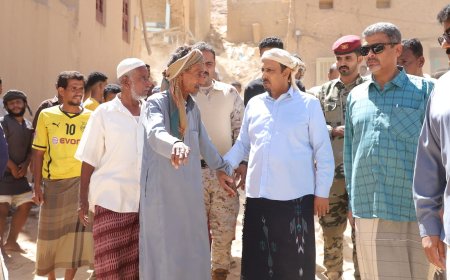 محافظ حضرموت يتفقّد الأسرة المتضررة جراء تهدّم منزلها بمنطقة حُورة ويشاطرهم أحزانهم ويوجّه بإعادة بناء منزلهم 