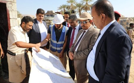 محافظ حضرموت يتفقد سير العمل بمشروع مركز التمور والبصل بمديرية تريم