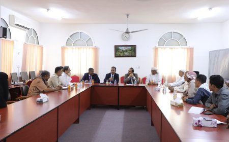 محافظ حضرموت يناقش مع رجال المال والأعمال بالوادي تسهيل الحركة التجارية والاستثمارية