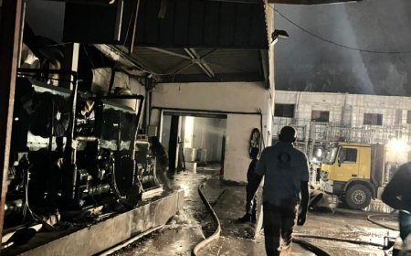 أمن ساحل حضرموت يسيطر على حريق ضخم قرب ميناء المكلا دون خسائر بشرية