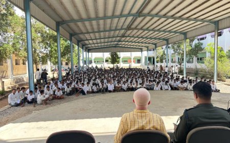 هيئة السلم المجتمعي تنفذ جلسة توعوية حول مخاطر الابتزاز الإلكتروني بثانويتي فاطمة الناخبي وابن سيناء