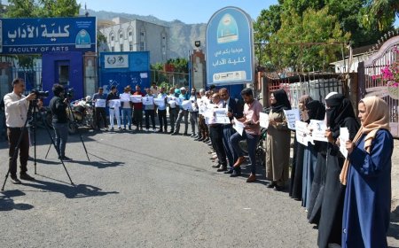 وقفات احتجاجية في عدن وتعز تطالب بمحاسبة المتورطين في اغتيال الصحفية رشا الحرازي