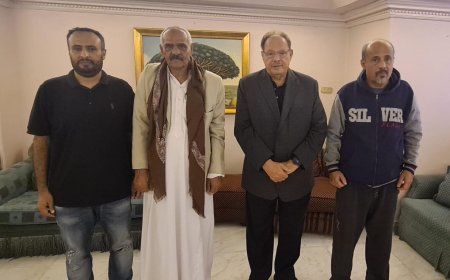 القاهرة.. لقاء يجمع الرئيس علي ناصر محمد بشيخ قبيلة الجعادنة حيدرة علي جبران