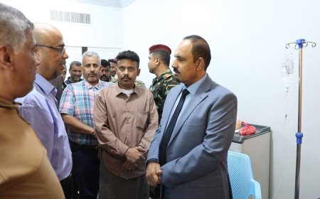محافظ حضرموت يطمئن على صحة الجندي البطل عمر بادبيس ويوجه بايلائه الرعاية اللازمة