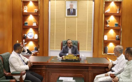 محافظ حضرموت يناقش مع الغرفة التجارية ومركز الدراسات سبل تعزيز التنمية والاستثمار