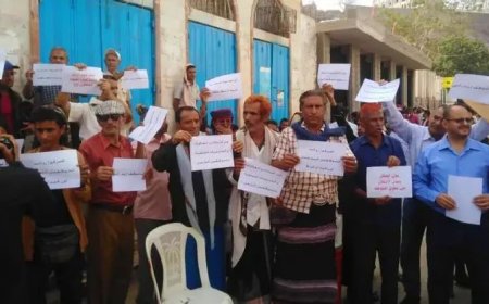 موظفو ملتقى النازحين يحتجون أمام معاشيق ويطالبون بصرف المرتبات والحقوق