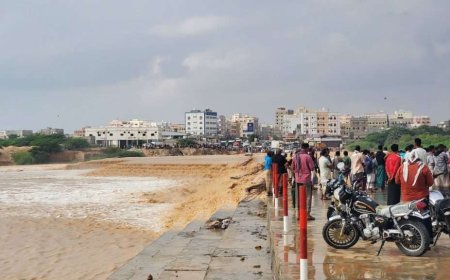 السيول تعزل المديريات الشرقية عن المكلا وتوقف حركة السير