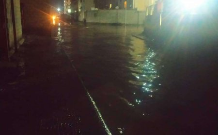 أمطار غزيرة في عدن تغرق الشوارع وتختلط بمياه الصرف الصحي والنفايات