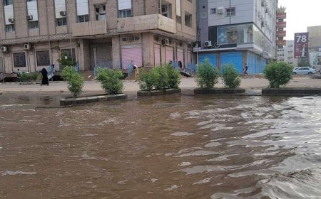 لليوم الثالث على التوالي.. مياه الأمطار تحاصر شارع رئيسي في عدن