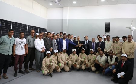 المحافظ بن ماضي والوزير الوصابي يفتتحان أول معمل للطاقة المتجددة بالمكلا