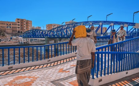 عدسة المصور باعشن توثق بساطة الشعب الحضرمي بجسر المشاة في خور المكلا