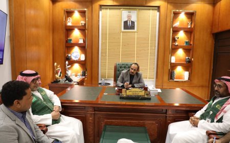 محافظ حضرموت يناقش تنفيذ مشروع توفير المأوى الدائم في ميفع بتمويل مركز الملك سلمان