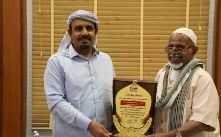 محافظ حضرموت يتسلم درع شكر لدعمه فعاليات مطلع المطالع وإحياء الموروث الشعبي