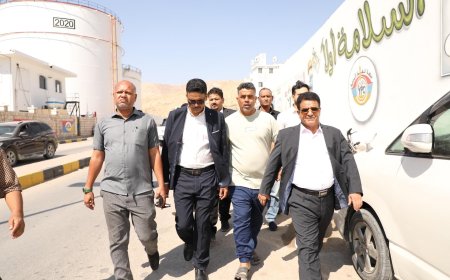 وزير النفط والمعادن في زيارة ميدانية لمنشآت خلف النفطية بالمكلا