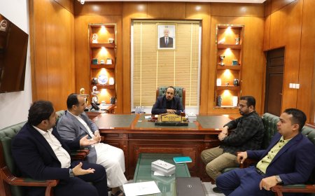 المحافظ بن ماضي يناقش مشروع تعليم 400 فتاة وتأهيل مباني المكلا القديمة