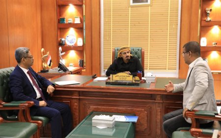 محافظ حضرموت يناقش مع المسؤولين في صندوقي النظافة والتحسين جوانب العمل المشترك