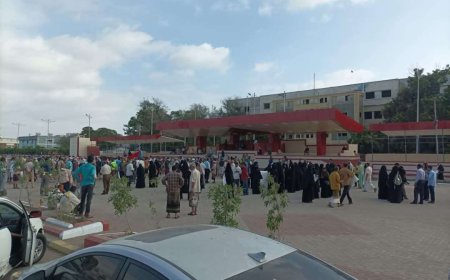 احتجاجات المعلمين في عدن تطالب بتسوية الأوضاع وصرف الرواتب