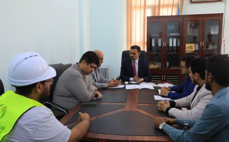 أمين محلي حضرموت يشهد توقيع مشروع لتزويد مركز إنزال سمكي بالطاقة الشمسية