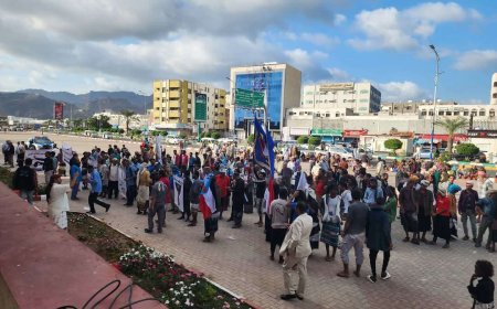 عدن تشتعل غضبًا.. الحشود تتوافد إلى الساحات مطالبة بحقوقها المعيشية